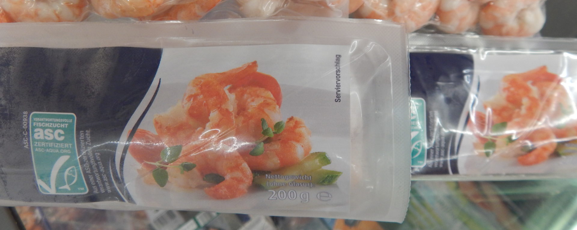 Weit gereist: ASC-zertifizierte Garnelen aus Vietnam in einem deutschen Supermarkt © Anett Keller