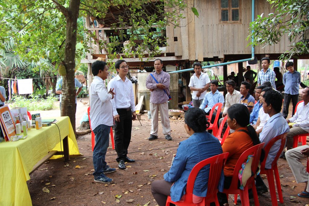 AMRU-Geschäftsführer Song Saran bei einem Treffen mit Reisbäuer*innen © AMRU RICE