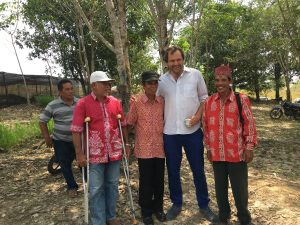 Johannes Schwegler und Kleinbäuer*innen in Indonesien © Fairventures