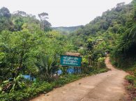 Die Werte der Gemeinschaft gut lesbar am Eingang des Dorfes © Verena Wittrock