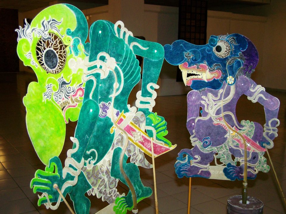 Zeitgenössische Schattenspielfiguren des Künstlers Sukasman © Claudia Seise