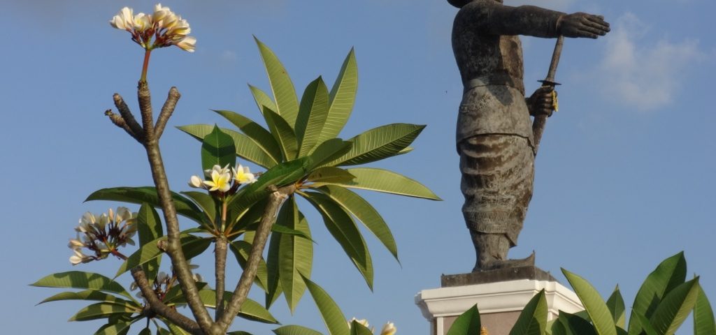Anuvong hinter Frangipani (dok champa), der laotischen Nationalblume © Oliver Tappe
