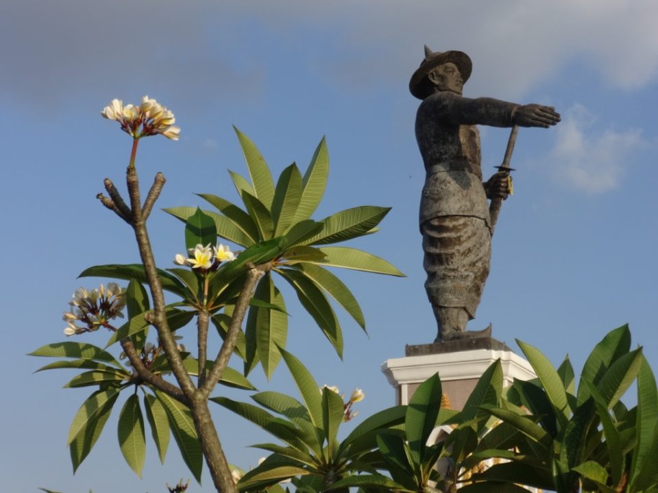 Anuvong hinter Frangipani (dok champa), der laotischen Nationalblume © Oliver Tappe