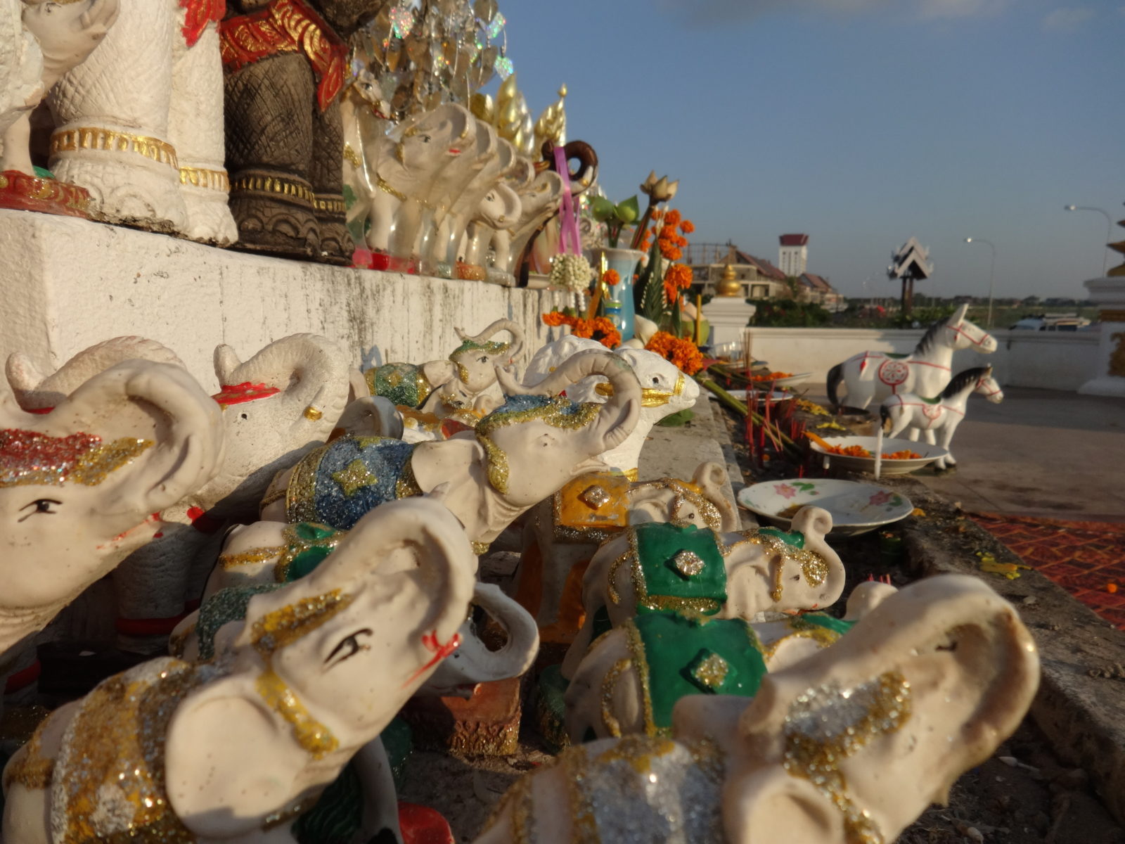 Elefanten- und Pferdestatuen, beliebte Abgaben für Anuvong © Oliver Tappe