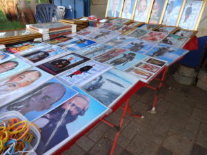Verkaufsstand mit Postern von Königen und Revolutionären © Oliver Tappe