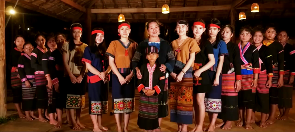 Sccreenshot "Bang Bot": Bewohnerinnen des Bang Bot Dorfes, Quelle: YouTub