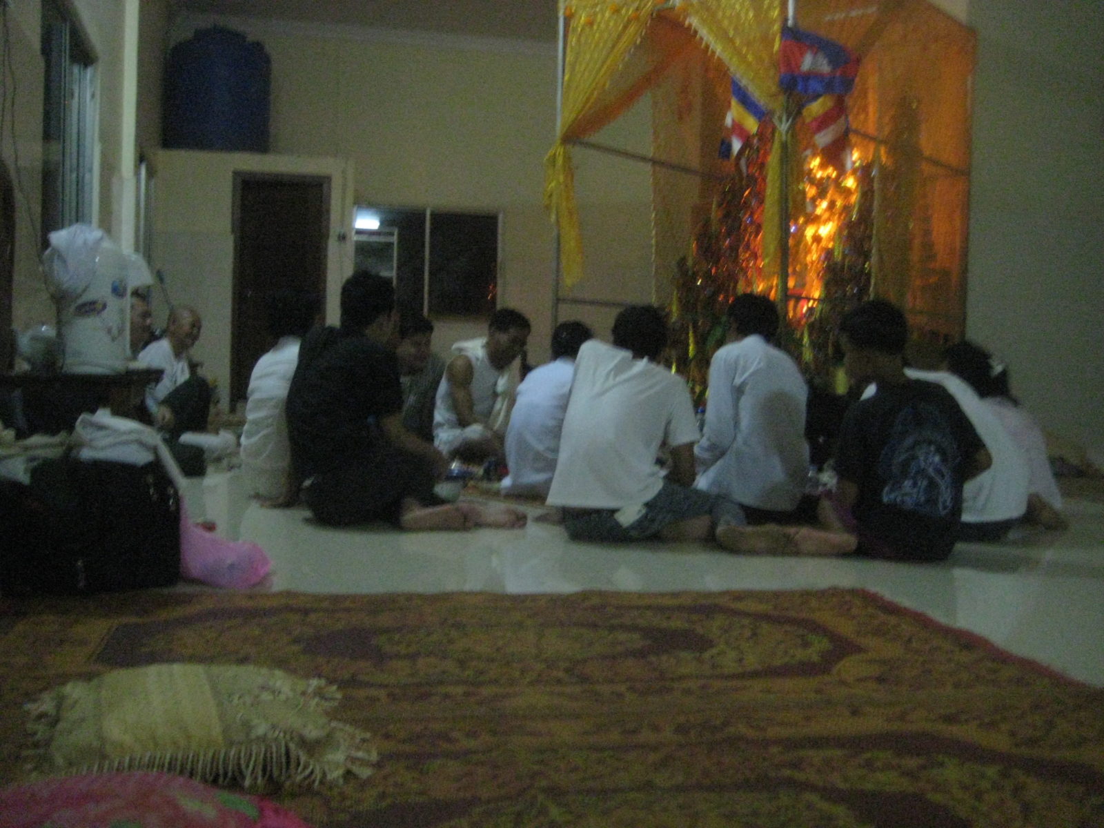 Privates Ritual eines Mitglieds der Elite, um Verteidigung gegen thailändische Truppen zu erbitten © Paul Christensen