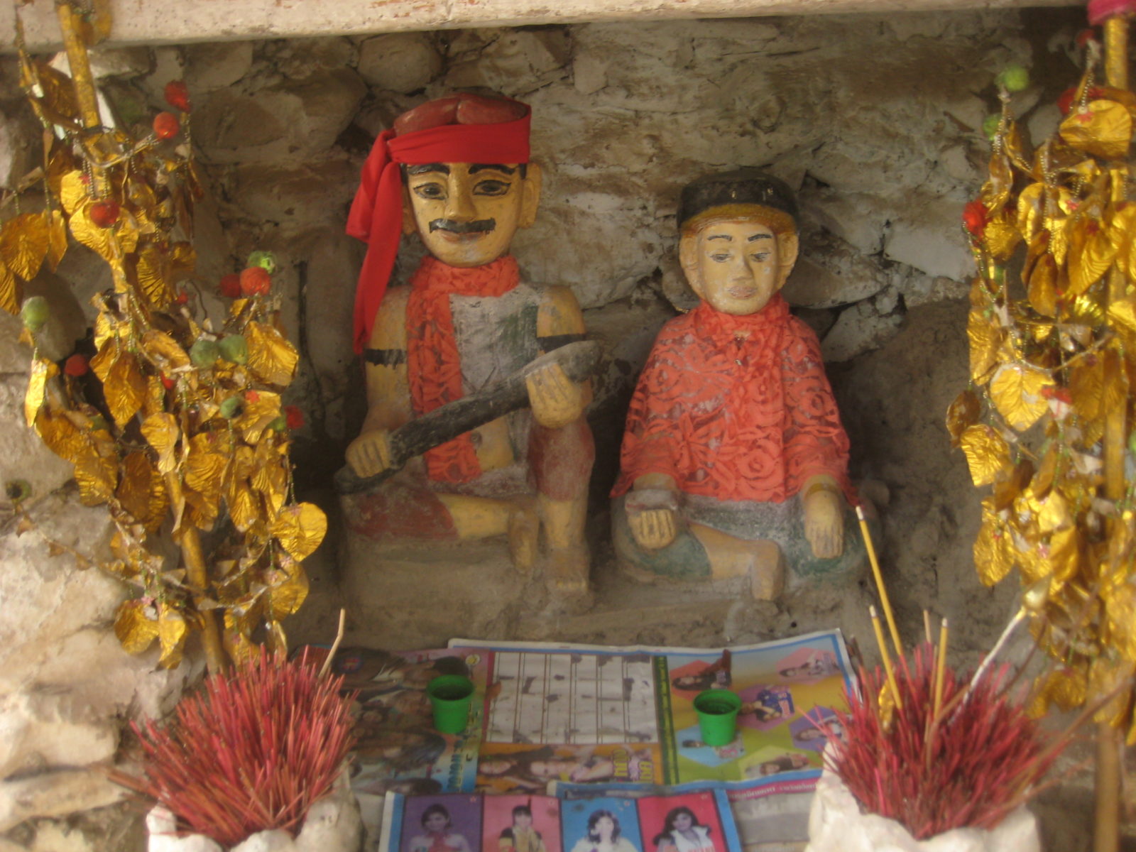 Zwei neak ta in ihrer typischen Darstellungsform am Fuße des Berges Phnom Chisor, Provinz Takeo © Paul Christensen