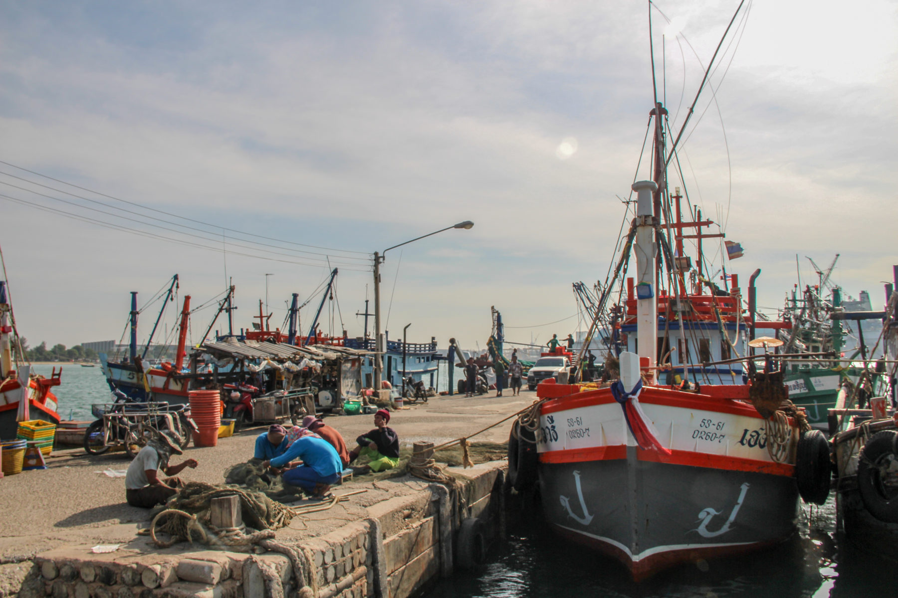 Diese kambodschanischen Arbeitsmigrant*innen arbeiten auf Fischerbooten © Central