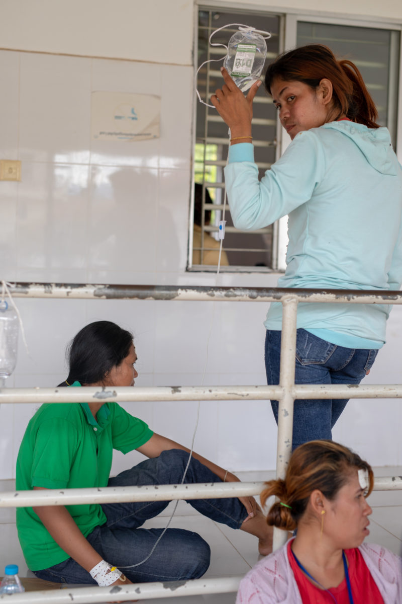 Arbeiterin hält Tropf © Central