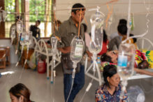 Infusionen für in Ohnmacht gefallene Arbeiter*innen © Central