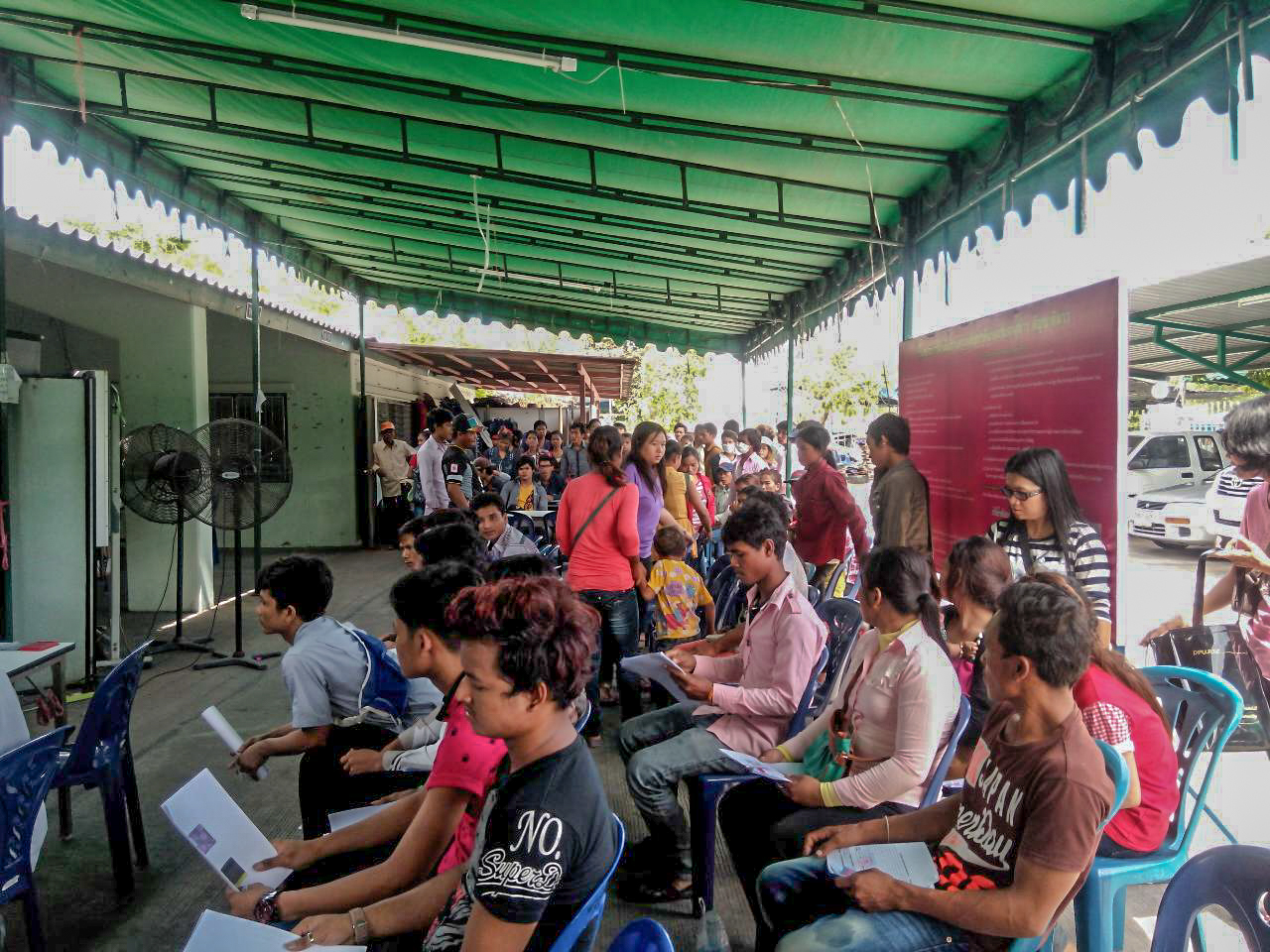 Kambodschanische Arbeitsmigrant*innen bei einem Treffen Kambodschanische Arbeitsmigrant*innen kommen zusammen © Central