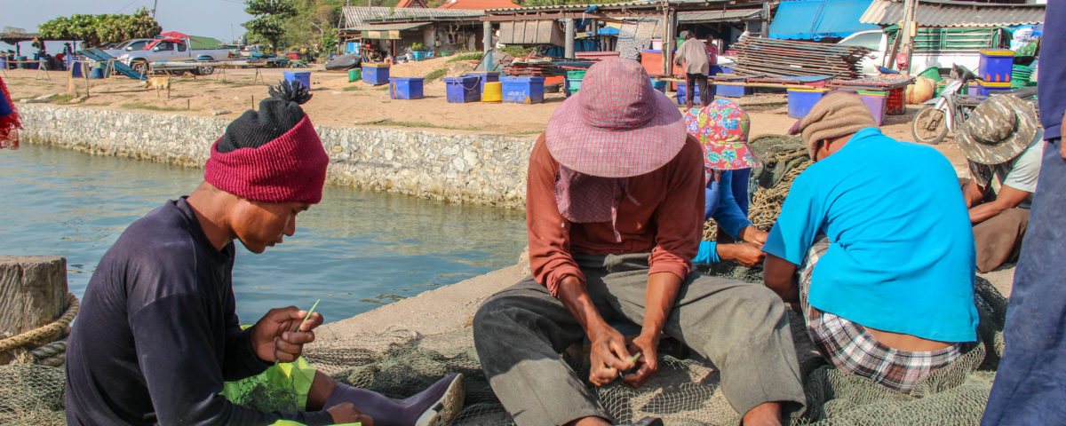 Arbeitsmigrant*innen nähen ein Fischernetz zusammen © Central