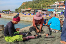 Arbeitsmigrant*innen nähen ein Fischernetz zusammen © Central