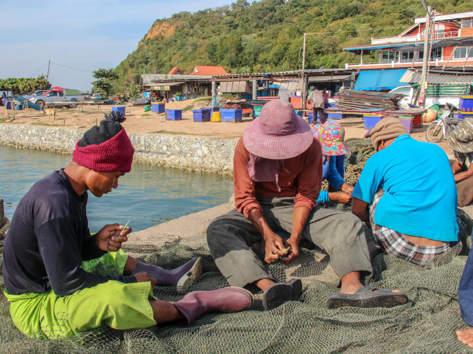 Arbeitsmigrant*innen nähen ein Fischernetz zusammen © Central
