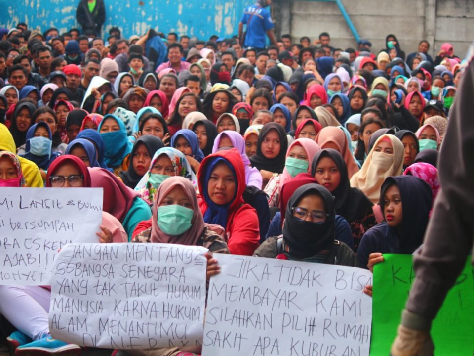 Arbeiterinnen protestieren gegen die Schließung ihrer Fabrik in West-Java, Indonesien, Januar 2019 © GSBI Sukabumi