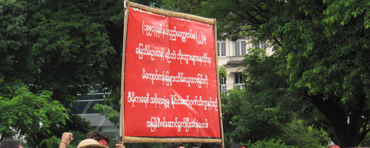 Bauern protestieren gegen die Konfiszierung ihres Landes durch das Militär. Die Reformen haben den Raum für offene Proteste ausgeweitet. 2014. © Jinyoung Park