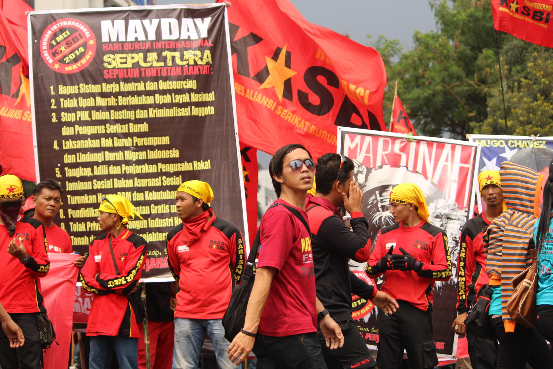 Indonesien: Erster Mai Demonstration in Jakarta. Zehntausende versammeln sich am Verkehrskreis Hotel Indonesia, ein beliebtes Wahrzeichen für Protestierende in Indonesien, 2014 © LIPS - Sedane Labour Information Centre