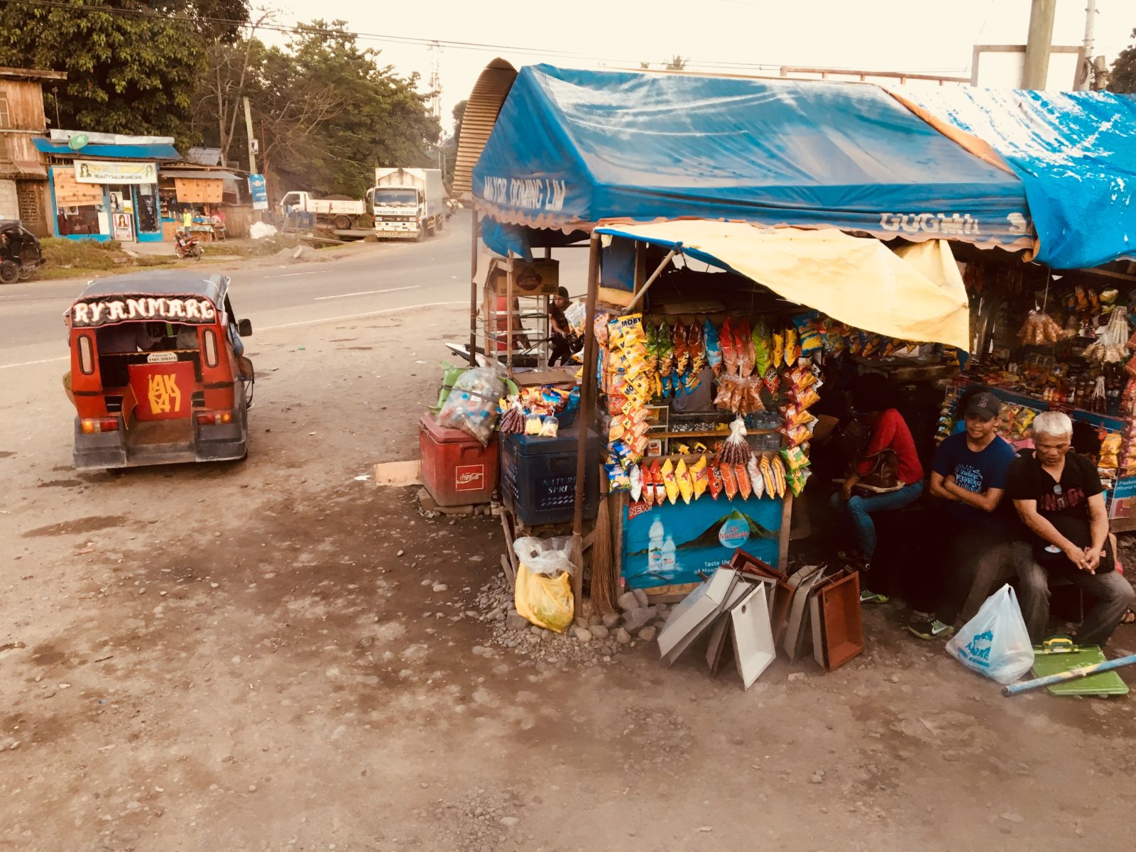Im Alltag laufen viele Geschäfte am Straßenrand © Lilli Breininger