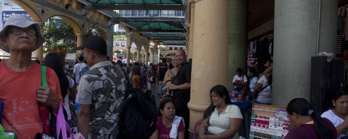 Frauen verdienen weniger als Männer und schultern die Mehrfachbelastung von Familie, Haushalt und Lohnarbeit: Tabakverkäuferin in Manila. © Lilli Breininger