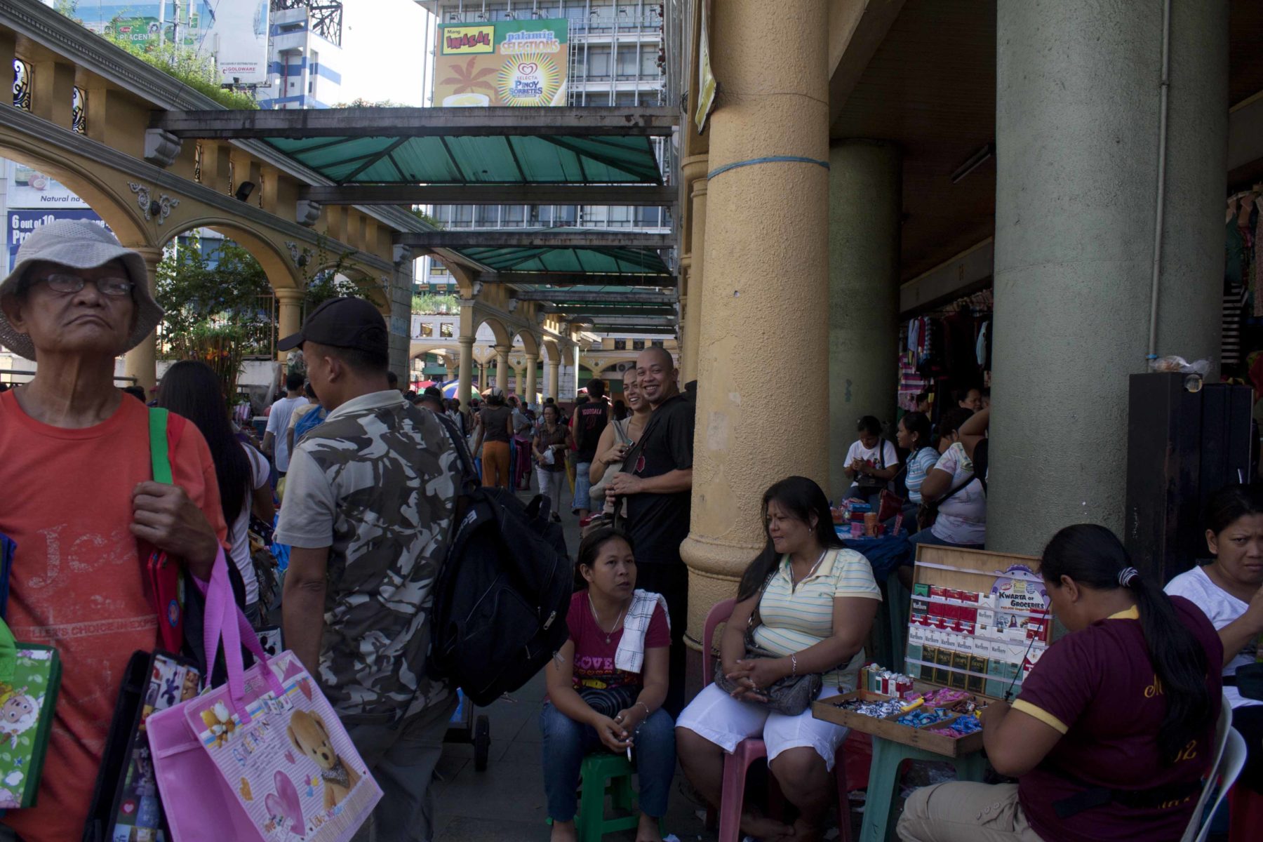 Straßenverkäuferin in Manila © Lilli Breininger