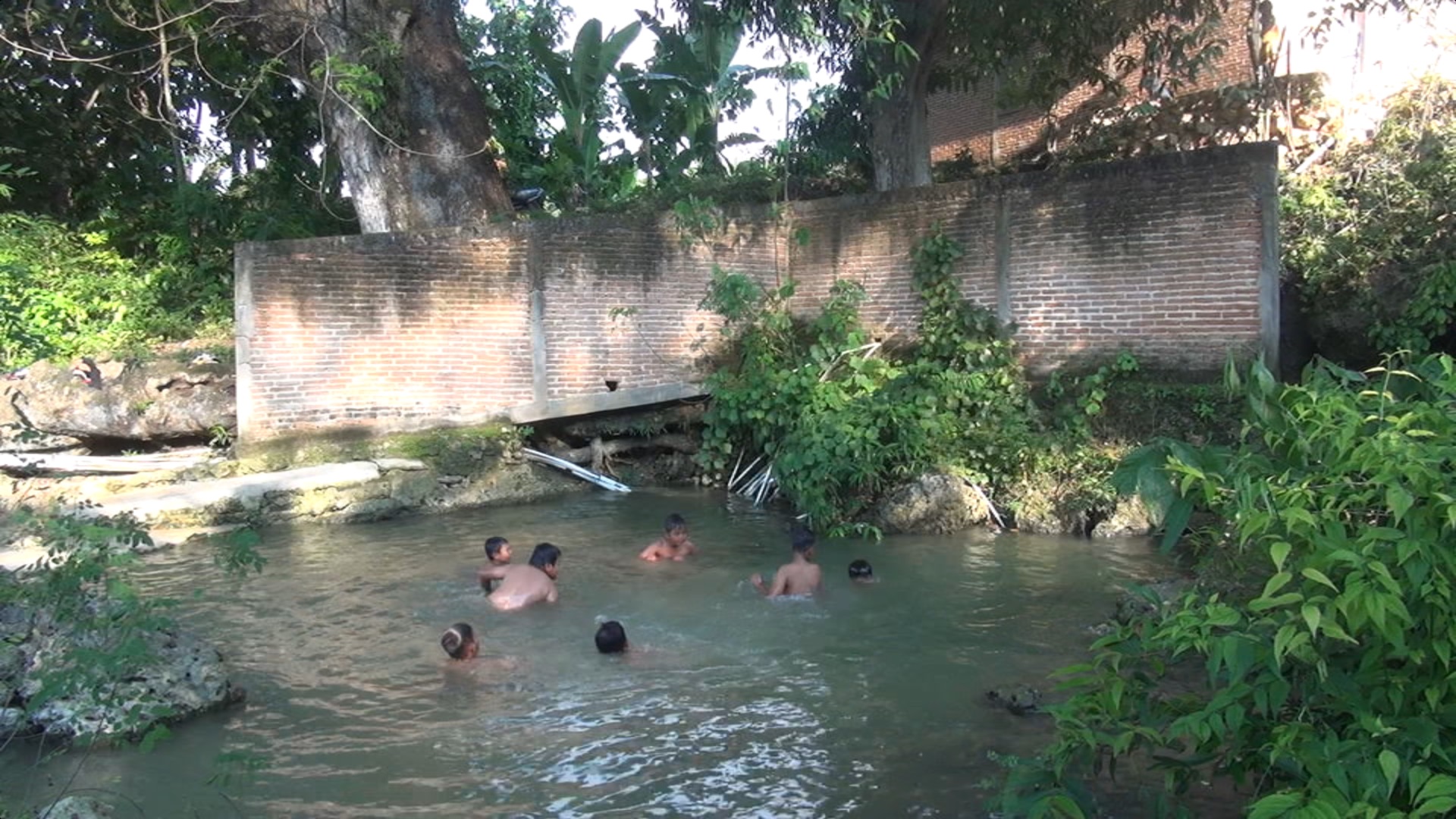 Kinder baden an der Gadu Quelle im Kendeng-Gebirge © Mokh Sobirin