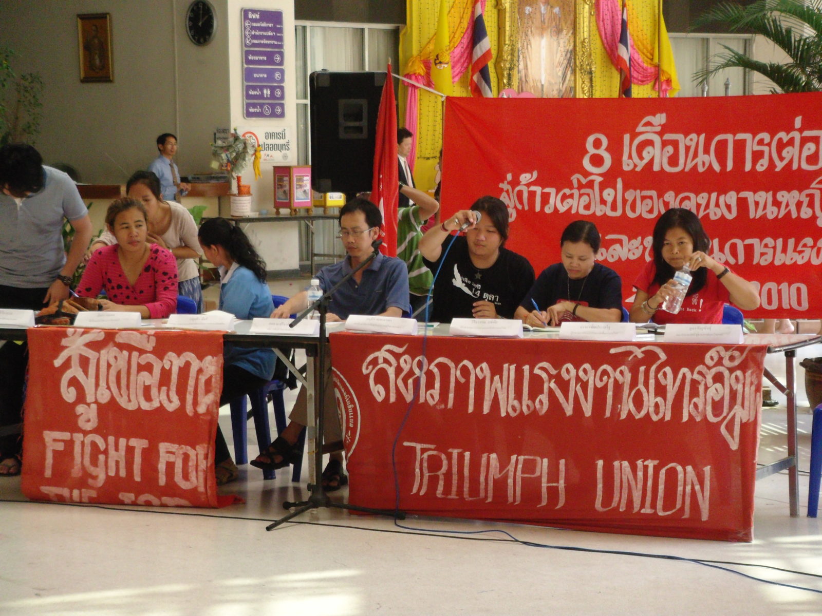 Thailand: Proteste ohne politische Repräsentation. Entlassene Triumph-Arbeiterinnen besetzen das Arbeitsministerium in Bangkok, 2006 © Oliver Pye