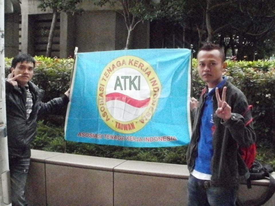 Ein indonesischer Arbeiter*innenverein zeigt Flagge am Hauptbahnhof in Taipeh © Petra Melchert