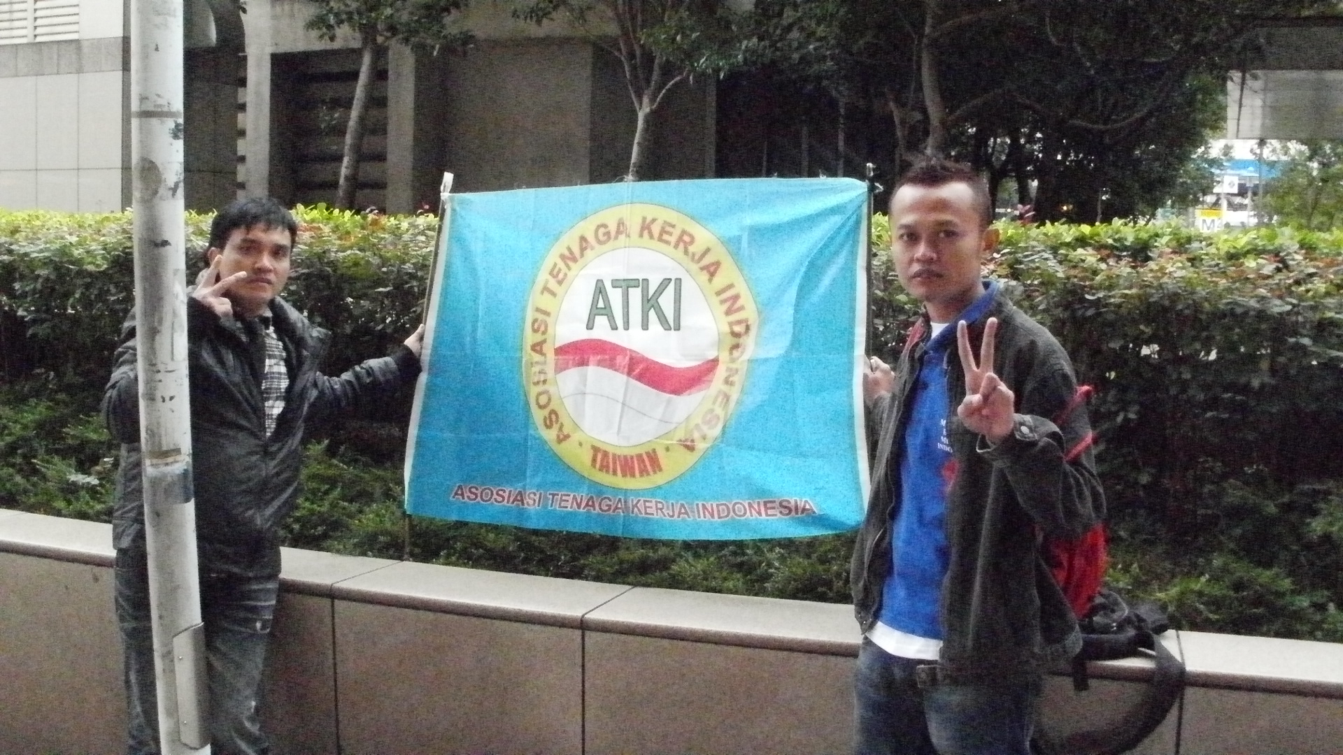 Ein indonesischer Arbeiter*innenverein zeigt Flagge am Hauptbahnhof in Taipeh © Petra Melchert