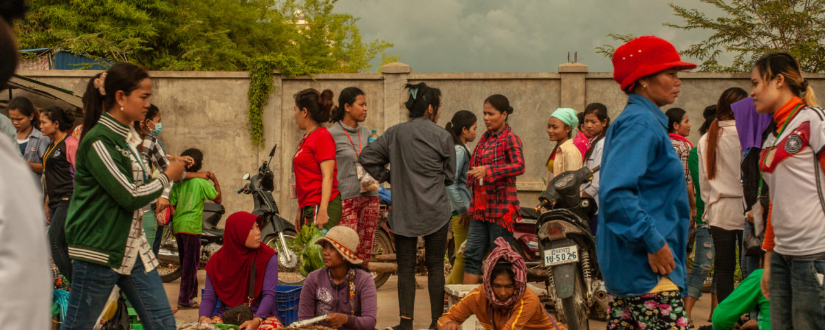 Einkaufen auf dem lokalen Markt nach Schichtende © Central