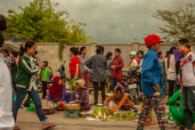 Einkaufen auf dem lokalen Markt nach Schichtende © Central
