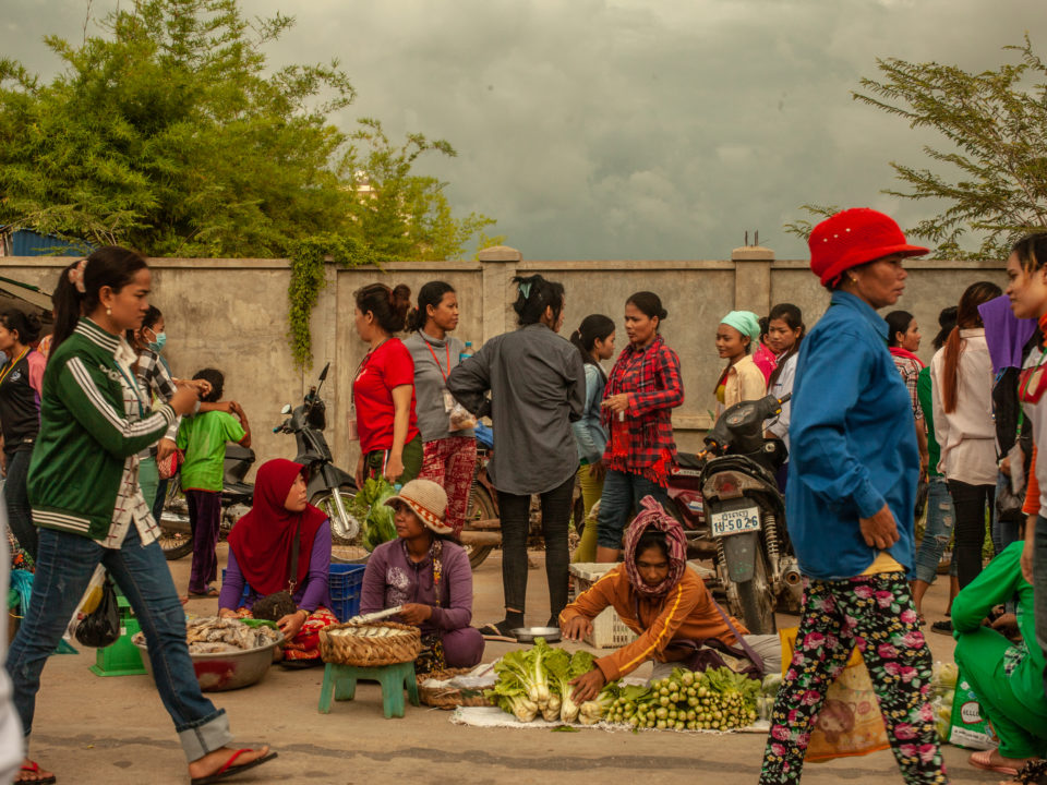 Einkaufen auf dem lokalen Markt nach Schichtende © Central