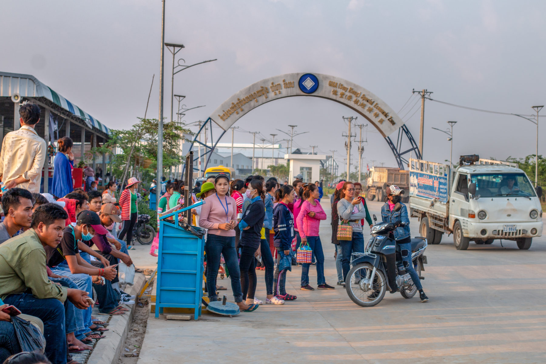 Nach Feierabend warten die Beschäftigten auf den Rücktransport © Central