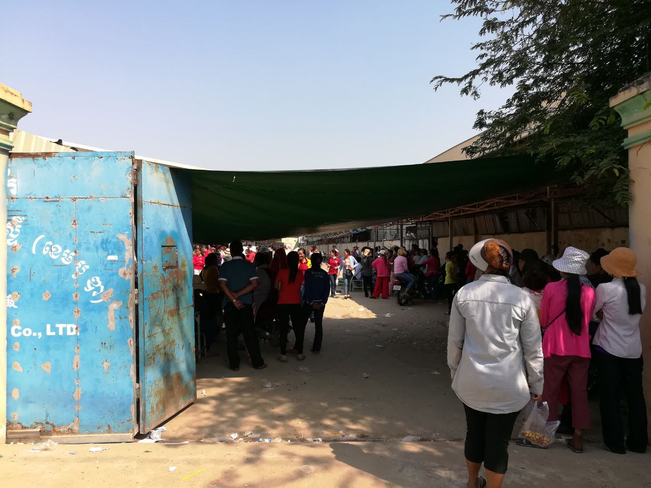 Arbeiter*innen in und vor der Fabrik © Central