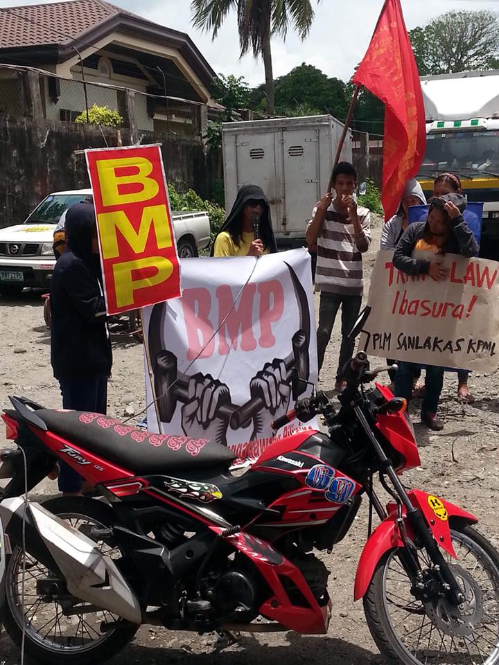 Aktion von Vertragsarbeiter*innen der Zagu Foods Corporation, die ihre Forderungen vor der Fabrik während des Auftakts der Verhandlungen mit der Unternehmensleitung stellten, die durch die Einreichung einer Streikankündigung ausgelöst wurden © Luke Espiritu