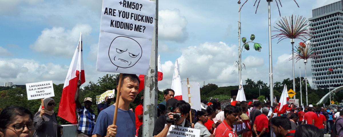 Arbeiter*innen protestieren im Oktober 2018 vor dem Parlament gegen zu niedrige Mindestlöhne © Choo Chon Kai
