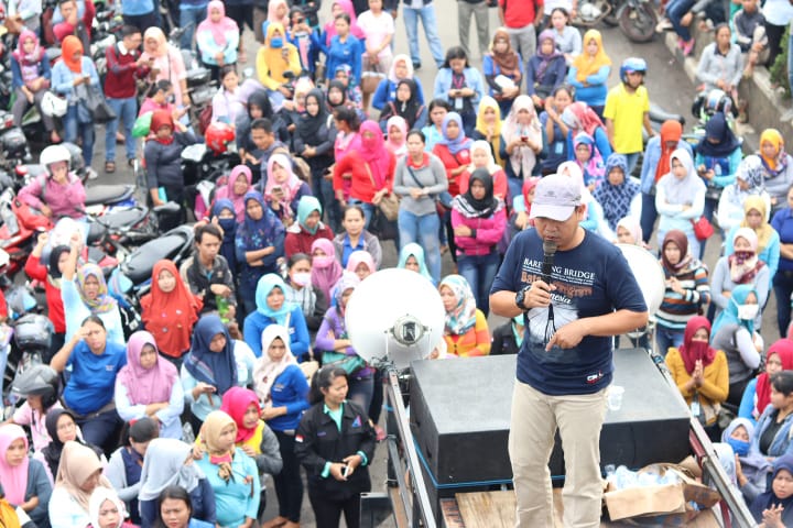 Im Oktober 2018 blockierten Arbeiter*innen eine Straße in Purwarkata, West-Java, nachdem eine Fabrikschließung angekündigt worden war © FSPMI