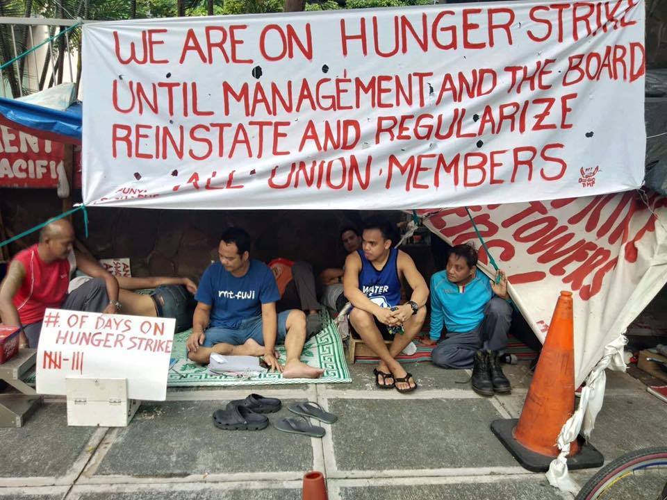 Streikende Arbeiter*innen der gehobenen Eigentumswohnung Pacific Plaza Towers führten einen 16-tägigen Hungerstreik zur Regulierung von Vertragsarbeiter*innen durch. Das Pacific Plaza beherbergt Teile der philippinischen Elite und einflussreiche öffentliche Persönlichkeiten © Luke Espiritu