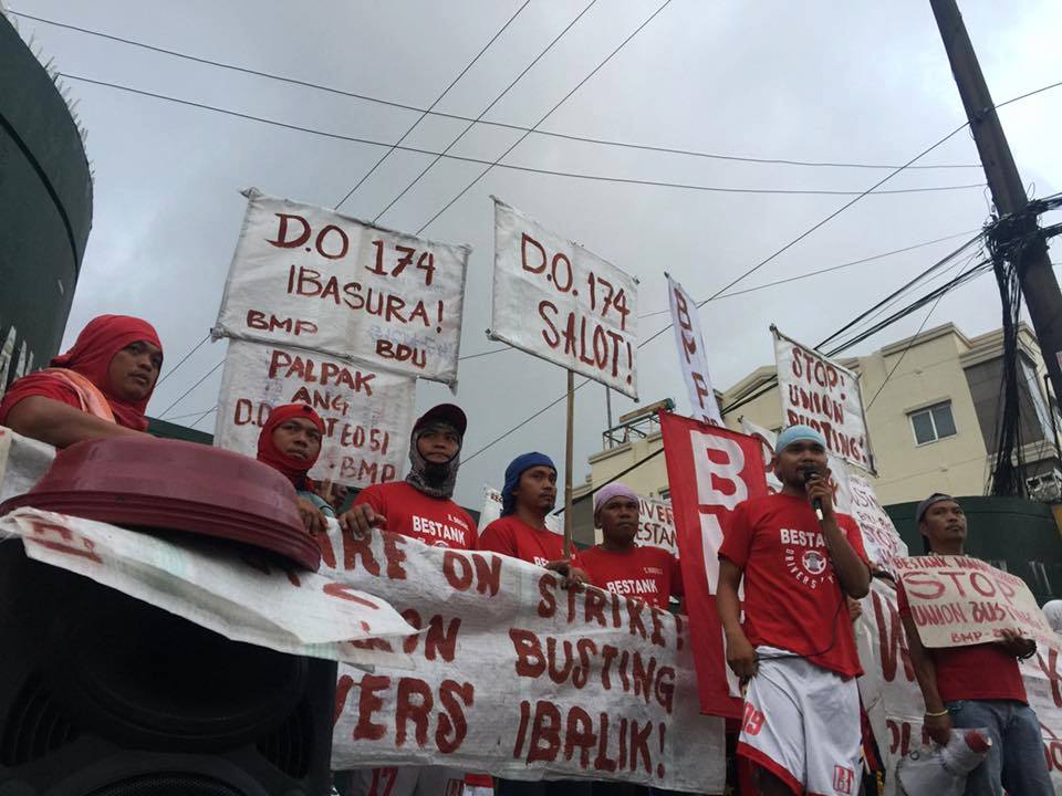 Fahrer*innen von Bestank Corporation, dem führenden philippinischen Wassertankhersteller, streikten gegen die Vertragsgestaltung durch die Regierung Duterte durch die Verabschiedung der Verordnung 174 des Arbeitsministeriums, die noch immer trilaterale Beschäftigungsprogramme erlaubt © Luke Espiritu
