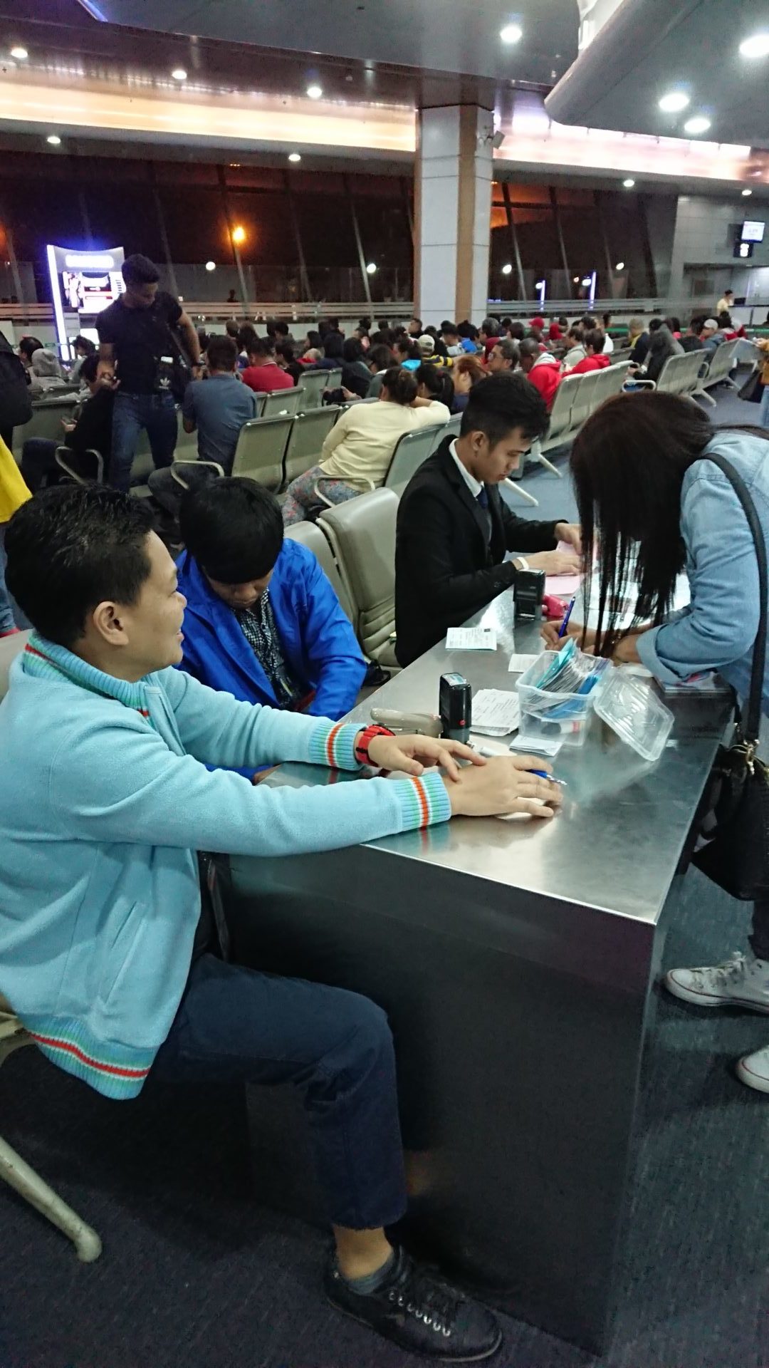 Erstattung der Flughafensteuer an ausreisende Arbeitsmigrant*innen in Manila © Mirjam Overhoff