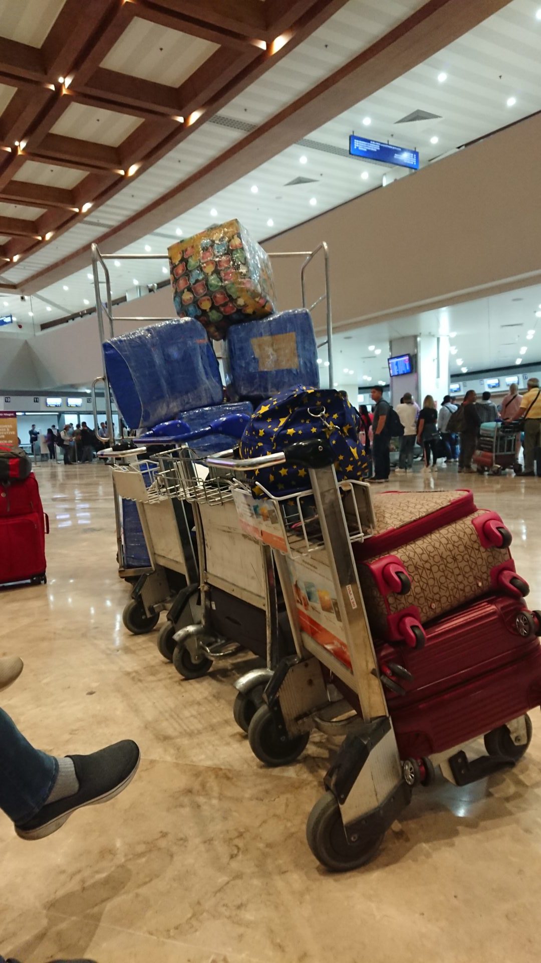 Sogenannte Balikbayan Boxes von Arbeitsmigrant*innen am Flughafen von Manila © Mirjam Overhoff