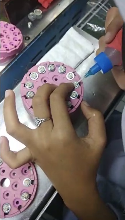 Eine Arbeiterin verrichtet ihre Tätigkeit mit Hilfe einer chemischen Substanz ohne persönliche Schutzvorrichtung © LIPS