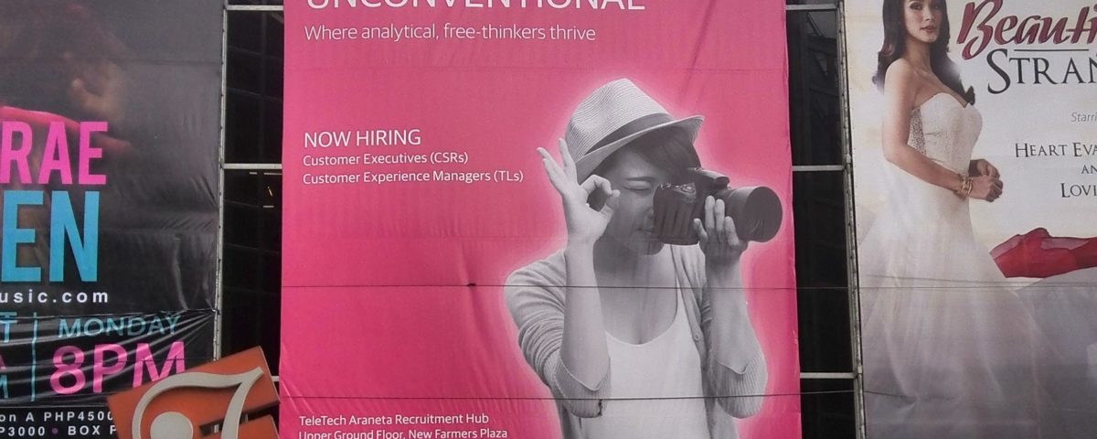 Telekommunikationsunternehmen werben mit riesigen Plakaten für Jobs in ihren Callcentern © Niklas Reese