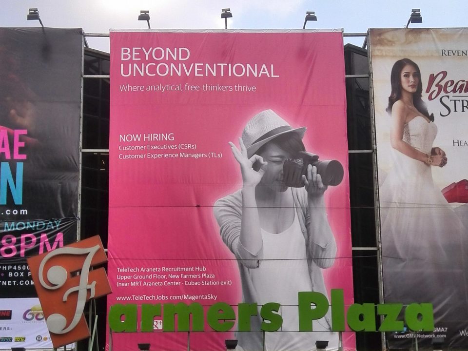 Telekommunikationsunternehmen werben mit riesigen Plakaten für Jobs in ihren Callcentern © Niklas Reese