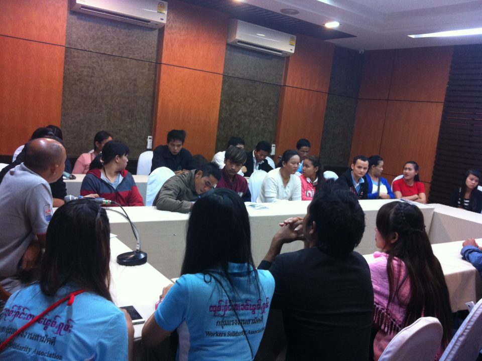 Mitglieder der "Gruppe der Hausangestellten" nehmen an einem Seminar über die globale Situation von Hausangestellten teil © Rachanee Nilchan