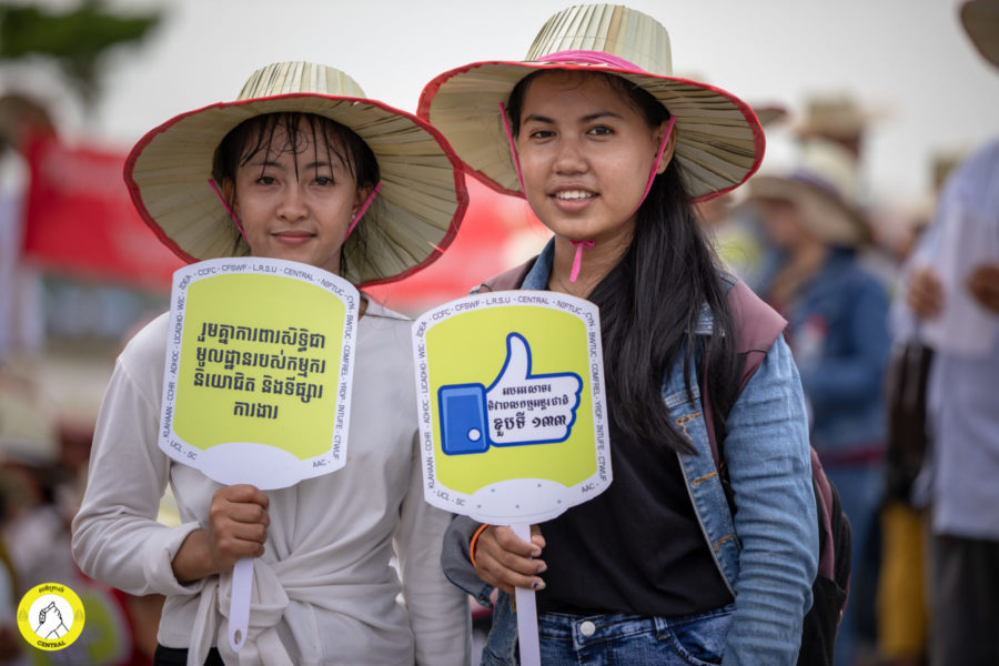 Zwei Teilnehmerinnen halten im Freedom Park Protestschilder hoch: “Zusammen für den Schutz fundamentaler Arbeitsrechte und für den Schutz des Arbeitsmarktes” (links) “Feier den 133. Internationalen Tag der Arbeit“ (rechts) © Central