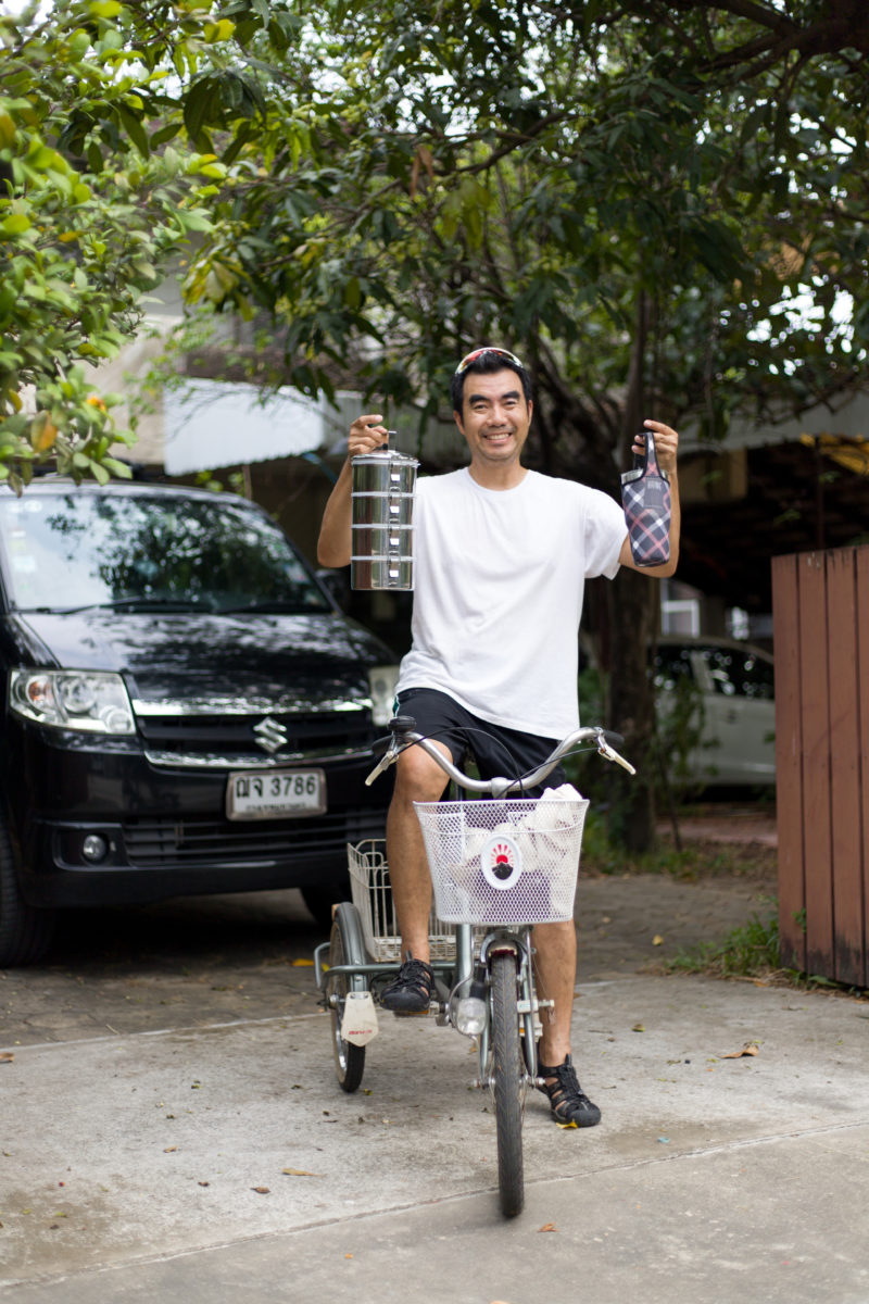 Chaiyuth Lothuwachai vermeidet Plastikmüll, indem er wiederverwertbare Lunchboxen mit zur Arbeit nimmt © Chaiyuth Lothuwachai
