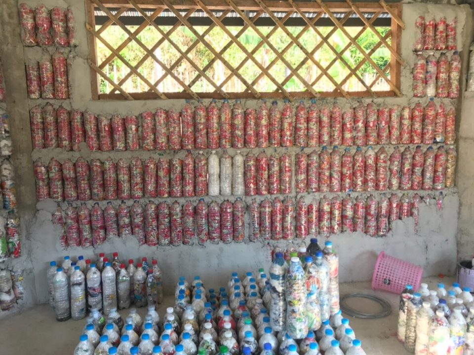 Ecobricks aus Plastikmüll und Wasserflaschen © Chaiyuth Lothuwachai