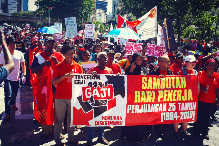 „Feiert den Tag der Arbeit. 25 Jahre des Kampfes.“ © Choo Chon Kai