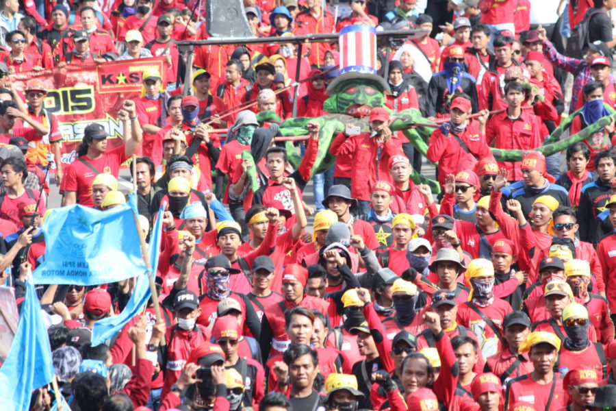 Ein Riesenkrake symbolisiert den Kapitalismus (= US-Imperialismus?) mit vielen Tentakeln. Hier im Block der Gerakan Buruh untuk Rakyat (Gebrak – Arbeiterbewegung für das Volk) in der Ersten Mai Demonstration in Jakarta © Dina Septi Utami/LIPS